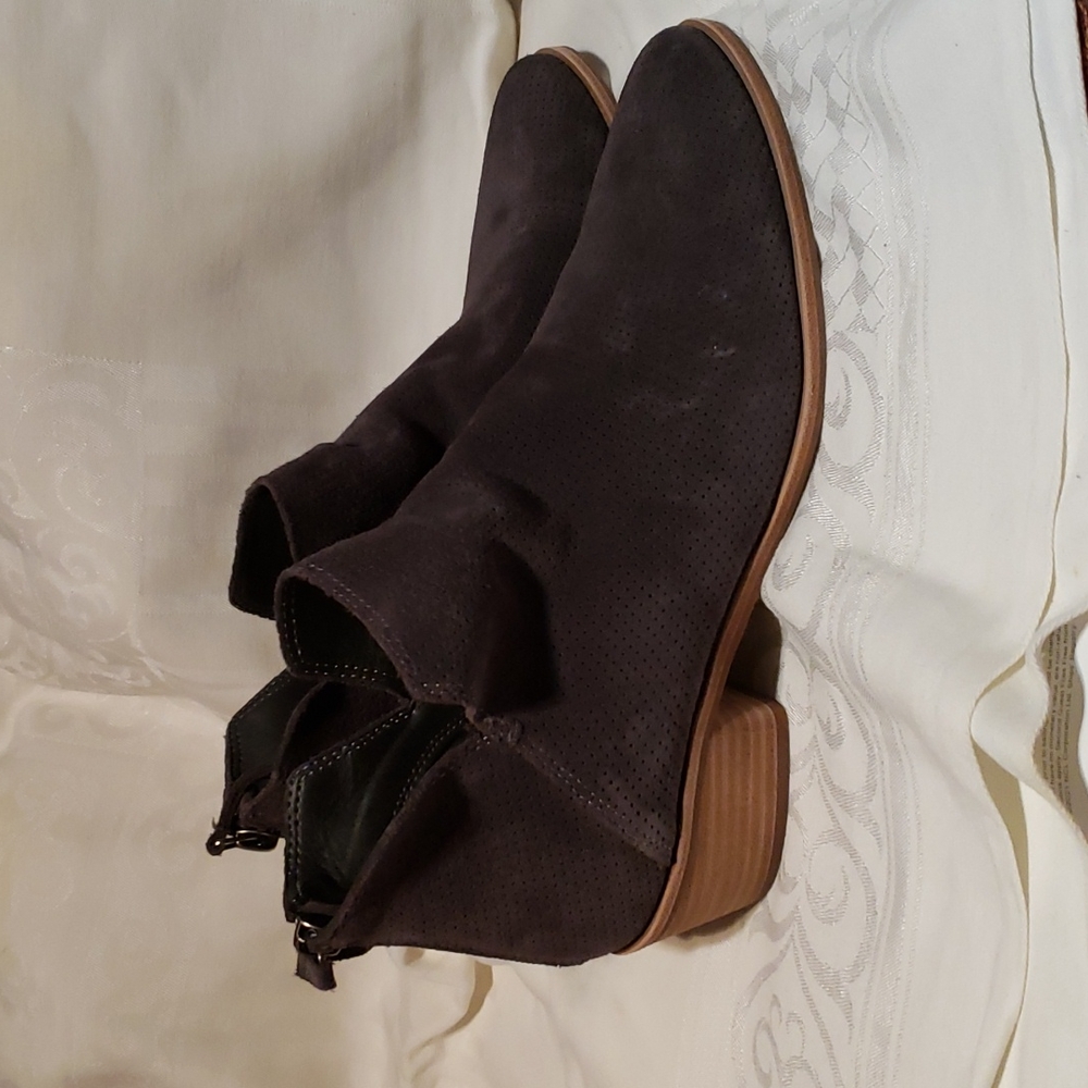 Shoes - Picture 2 of 7